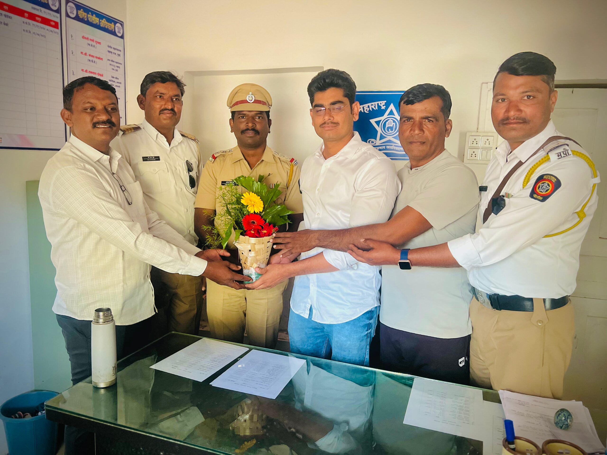 नव्याने रुजू झालेले API अमोल गुंडे साहेब यांच्याकडे उमरखेड वाहतूक शाखा निरीक्षक पदाचा कार्यभार