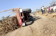 विडुळ ते चालगणी  रोडवर ऊस वाहतूक करणारे   ट्रॅक्टर  पलटी ; बांधकाम ठेकेदाराचा हलगर्जीपणा