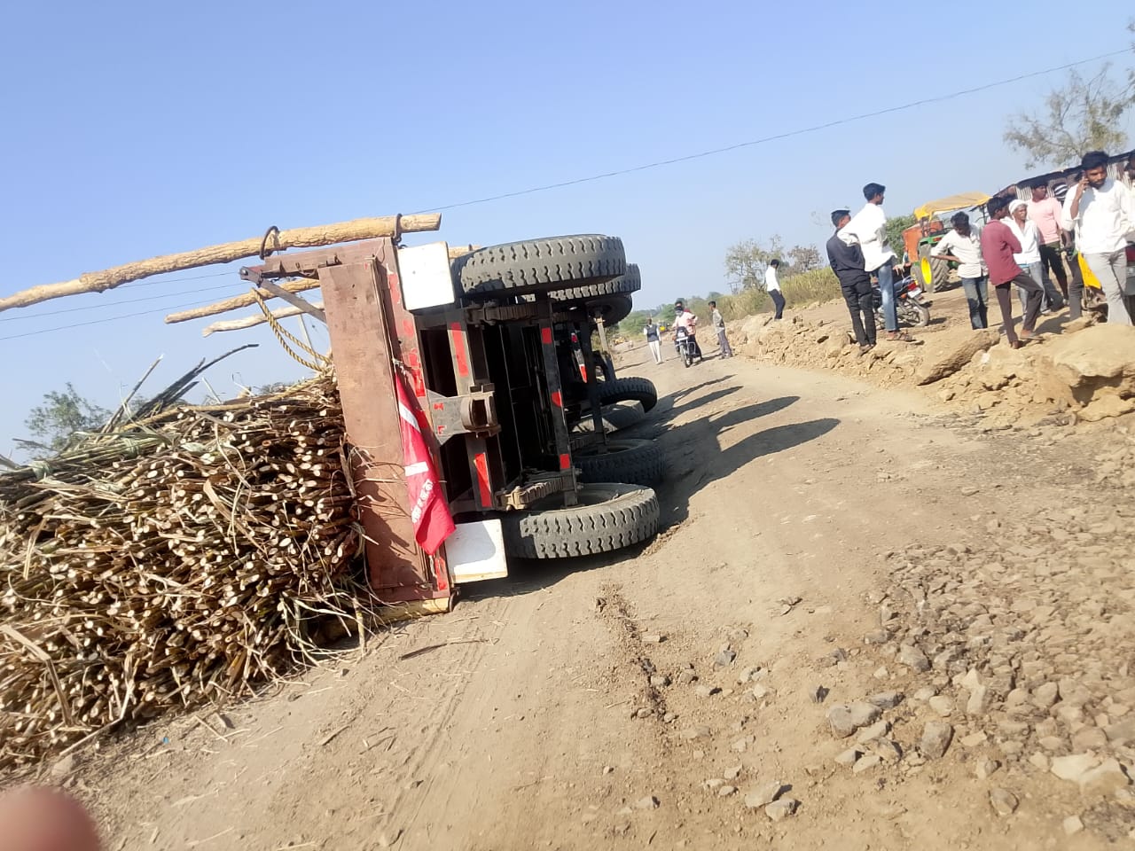 विडुळ ते चालगणी  रोडवर ऊस वाहतूक करणारे   ट्रॅक्टर  पलटी ; बांधकाम ठेकेदाराचा हलगर्जीपणा