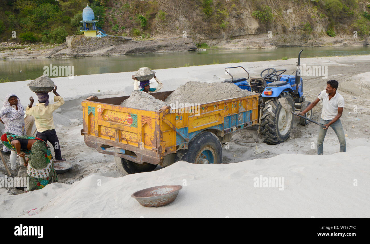 ​दराटीकरांवर बेघर राहण्याची वेळ; वाळूच्या रॉयल्टीअभावी ४५० घरकुलांची कामे रखडली
