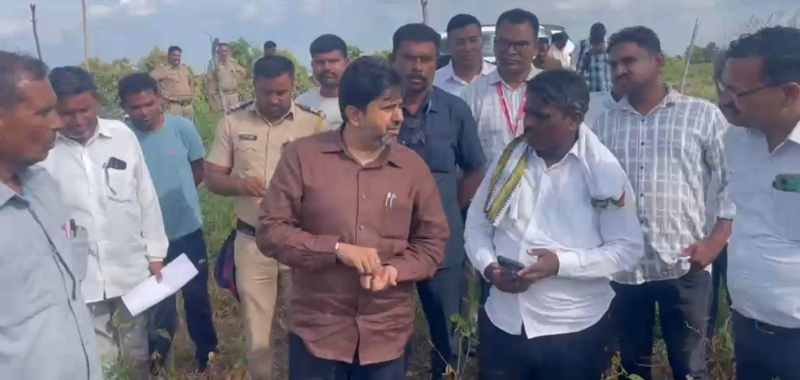 महागाव तालुक्यातील दुष्काळग्रस्त भागाची राज्यमंत्री इंद्रनील नाईक यांनी केली पाहणी...!